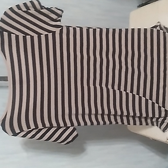 LulaRoe Small Tan Black Zig Zag Stripes Short Sleeves Top Like New - Picture 7 of 7